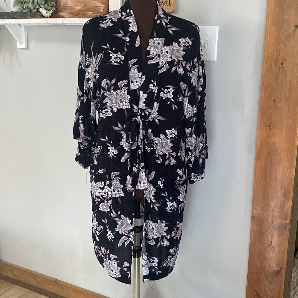 Spiritual Gangster Maya tie front Kimono robe black white one size